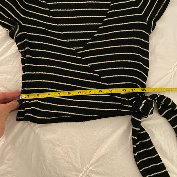 🚺📐Urban Outfitters black striped wrap top - Picture 6 of 8